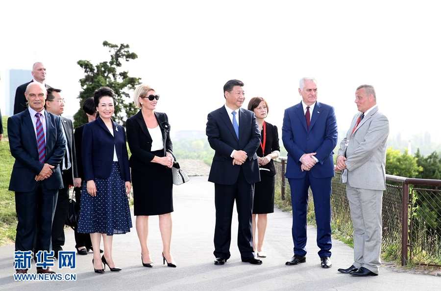 6月17日，中國國家主席習(xí)近平和夫人彭麗媛在塞爾維亞總統(tǒng)尼科利奇夫婦陪同下參觀具有悠久歷史的貝爾格萊德卡萊梅格丹公園。 新華社記者 馬占成 攝