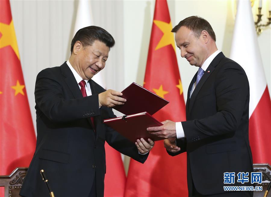 6月20日，國家主席習近平在華沙同波蘭總統(tǒng)杜達舉行會談。這是會談后，兩國元首共同簽署《中華人民共和國和波蘭共和國關(guān)于建立全面戰(zhàn)略伙伴關(guān)系的聯(lián)合聲明》。新華社記者蘭紅光攝