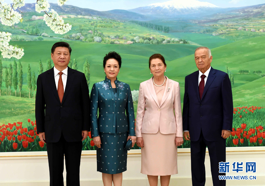 6月22日，國家主席習(xí)近平在塔什干庫克薩萊國賓館同烏茲別克斯坦總統(tǒng)卡里莫夫舉行會(huì)談。會(huì)談前，習(xí)近平出席卡里莫夫舉行的歡迎儀式。習(xí)近平和夫人彭麗媛受到卡里莫夫和夫人卡里莫娃熱情迎接。新華社記者饒愛民攝