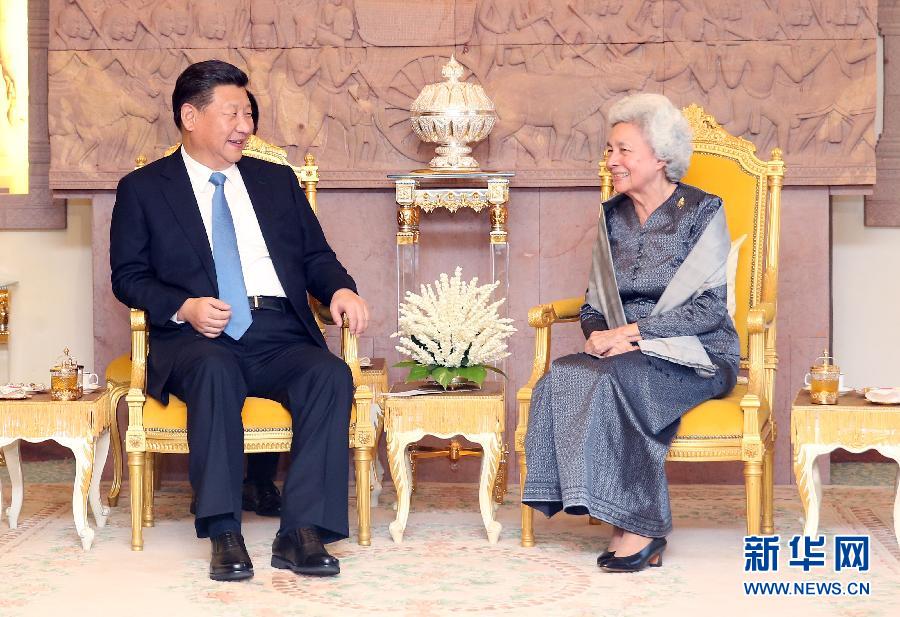 10月13日，國(guó)家主席習(xí)近平在金邊看望柬埔寨太后莫尼列。新華社記者姚大偉攝 