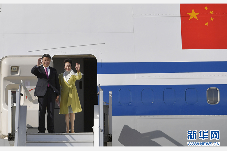 當(dāng)?shù)貢r(shí)間11月17日，國(guó)家主席習(xí)近平乘專(zhuān)機(jī)抵達(dá)基多，開(kāi)始對(duì)厄瓜多爾共和國(guó)進(jìn)行國(guó)事訪(fǎng)問(wèn)。這是習(xí)近平與夫人彭麗媛向歡迎人群揮手致意。新華社記者 王曄 攝 