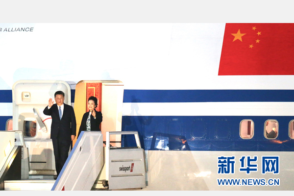 當(dāng)?shù)貢r(shí)間11月18日，國家主席習(xí)近平抵達(dá)利馬，出席亞太經(jīng)合組織第二十四次領(lǐng)導(dǎo)人非正式會(huì)議并對秘魯共和國進(jìn)行國事訪問。習(xí)近平和夫人彭麗媛受到秘魯副總統(tǒng)阿勞斯等熱情迎接。新華社記者 丁林 攝
