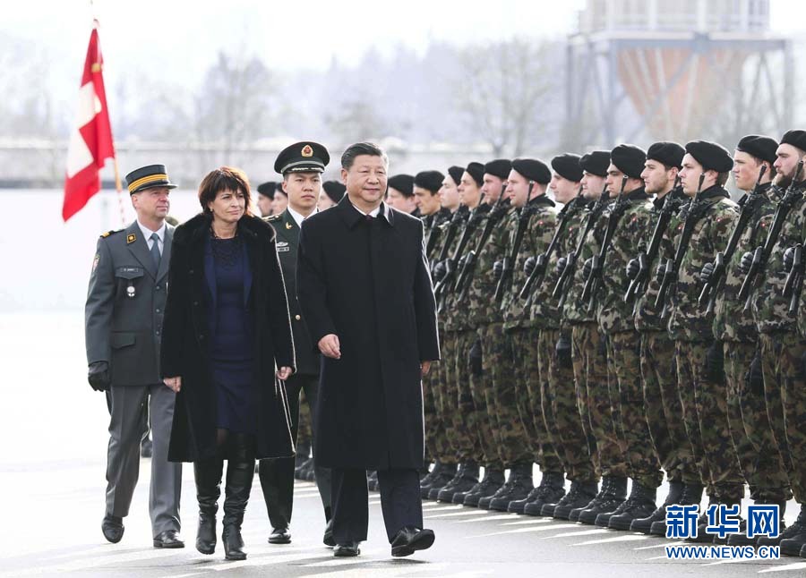 1月15日，國家主席習近平乘專機抵達蘇黎世，開始對瑞士聯(lián)邦進行國事訪問。 這是習近平在瑞士聯(lián)邦主席洛伊特哈德陪同下檢閱儀仗隊。新華社記者 蘭紅光 攝
