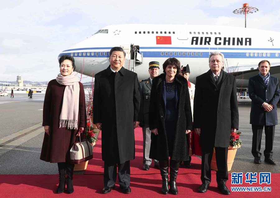 1月15日，國家主席習近平乘專機抵達蘇黎世，開始對瑞士聯(lián)邦進行國事訪問。這是瑞士聯(lián)邦主席洛伊特哈德在機場為習近平和夫人彭麗媛舉行隆重歡迎儀式。 新華社記者 蘭紅光 攝