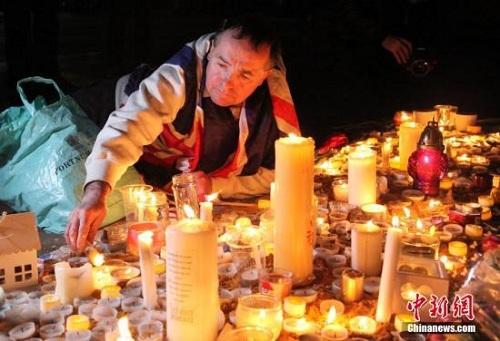 3月23日晚，倫敦民眾在市中心的特拉法加廣場(chǎng)舉行燭光集會(huì)，悼念此前一天發(fā)生在英國(guó)議會(huì)大廈附近的恐怖襲擊事件遇難者。 <a target='_blank' ><p  align=