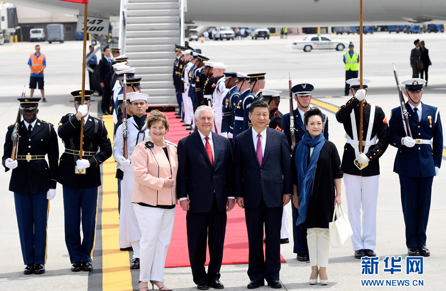 4月6日，國家主席習近平乘專機抵達美國佛羅里達州，將在海湖莊園同美國總統(tǒng)特朗普舉行中美元首會晤。習近平和夫人彭麗媛受到美國國務(wù)卿蒂勒森夫婦等熱情迎接。新華社記者 吳曉凌 攝