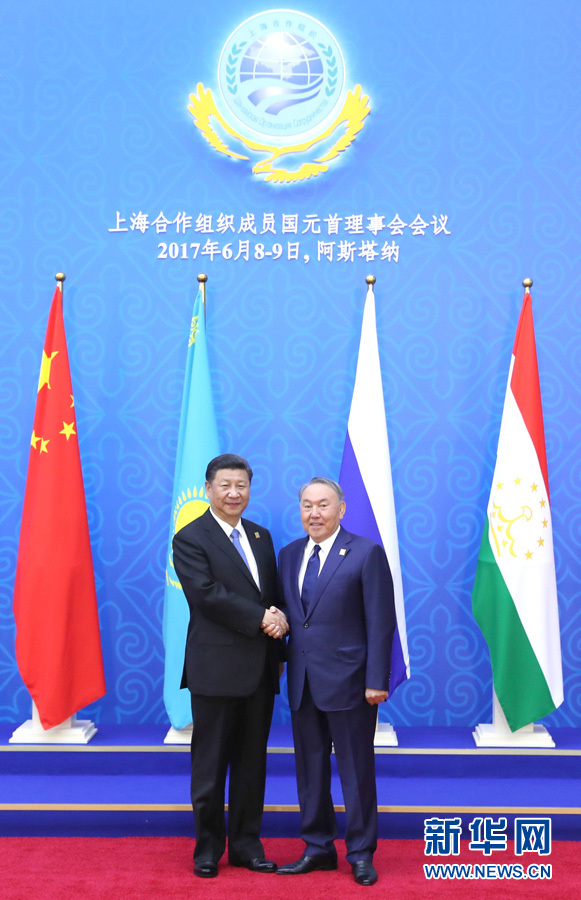 6月9日，國(guó)家主席習(xí)近平在哈薩克斯坦首都阿斯塔納出席上海合作組織成員國(guó)元首理事會(huì)第十七次會(huì)議并發(fā)表重要講話(huà)。這是習(xí)近平出席會(huì)議時(shí)，受到哈薩克斯坦總統(tǒng)納扎爾巴耶夫的熱情迎接。新華社記者 馬占成 攝