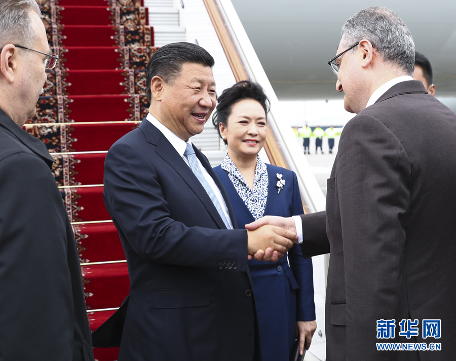 7月3日，國家主席習(xí)近平乘專機抵達莫斯科，開始對俄羅斯聯(lián)邦進行國事訪問。這是習(xí)近平和夫人彭麗媛受到俄羅斯政府高級官員熱情迎接。新華社記者 謝環(huán)馳 攝 