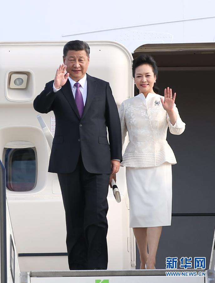 7月4日，國家主席習近平乘專機抵達柏林，開始對德意志聯(lián)邦共和國進行國事訪問。這是習近平和夫人彭麗媛步出艙門。 新華社記者 姚大偉 攝