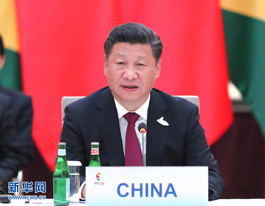 7月7日，國家主席習(xí)近平在德國漢堡主持金磚國家領(lǐng)導(dǎo)人非正式會晤，發(fā)表引導(dǎo)性講話和總結(jié)講話。 新華社記者 馬占成 攝